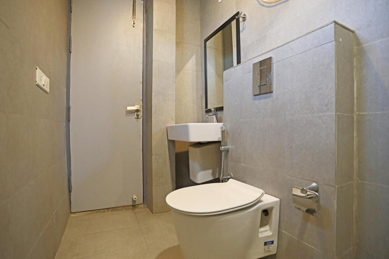 Hotel Yellow Chilli Britannia Chowk- Couple Friendly Local Id Accepted ニューデリー エクステリア 写真