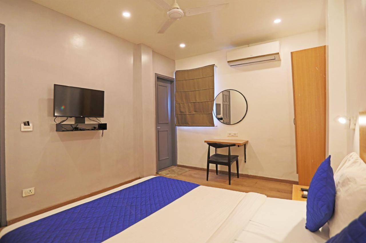 Hotel Yellow Chilli Britannia Chowk- Couple Friendly Local Id Accepted ニューデリー エクステリア 写真