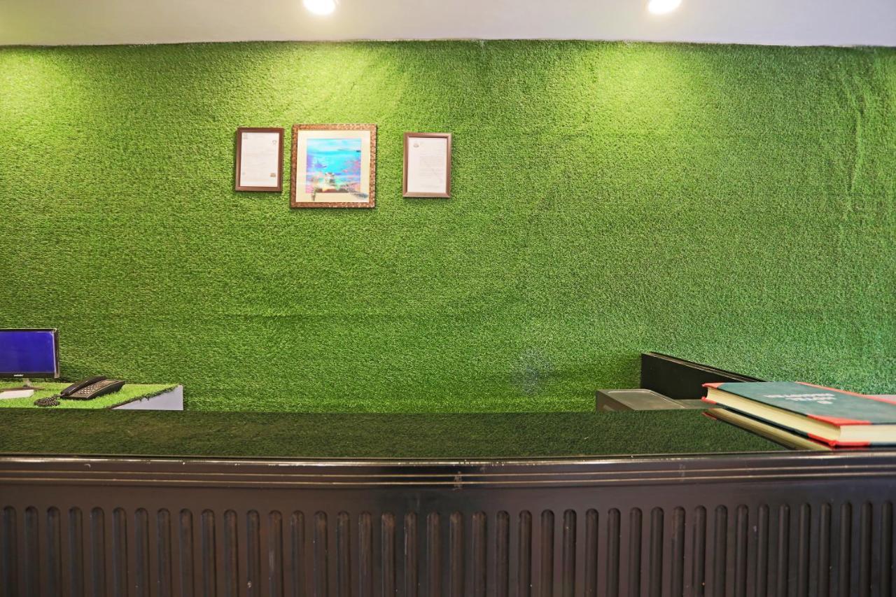 Hotel Yellow Chilli Britannia Chowk- Couple Friendly Local Id Accepted ニューデリー エクステリア 写真
