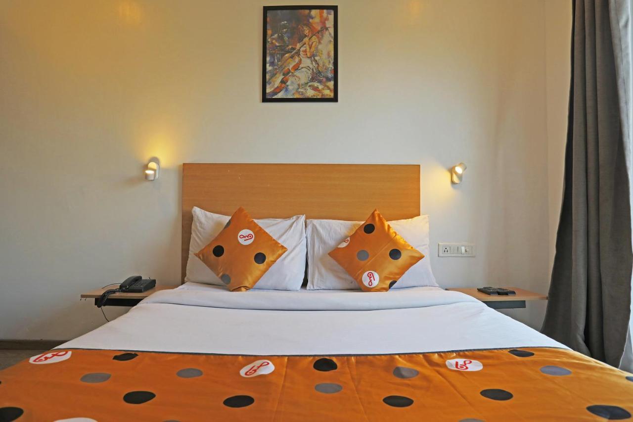 Hotel Yellow Chilli Britannia Chowk- Couple Friendly Local Id Accepted ニューデリー エクステリア 写真